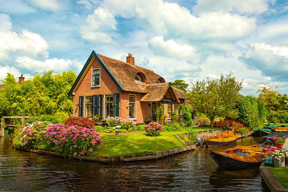 Keindahan Desa Giethoorn Tanpa Jalan Raya di Negeri Belanda: